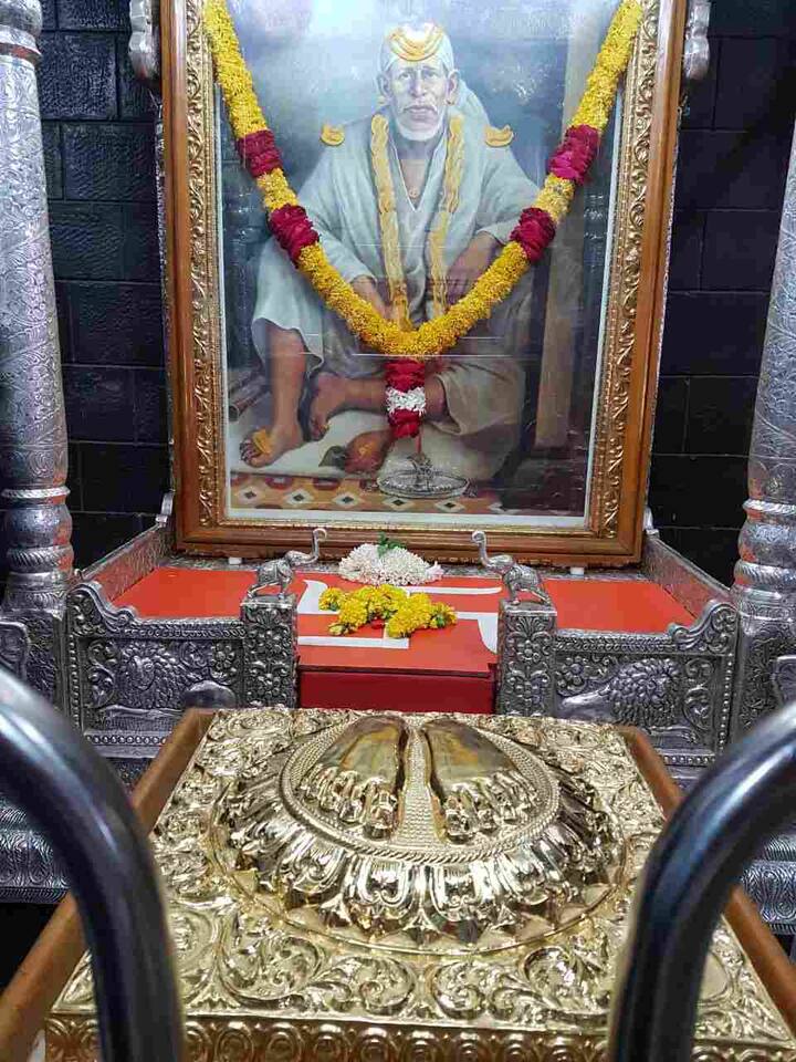 आग्रा येथील एका साईभक्ताने साईचरणी तब्बल 2 किलो सोन्याच्या पादुका अर्पण केल्या आहेत.