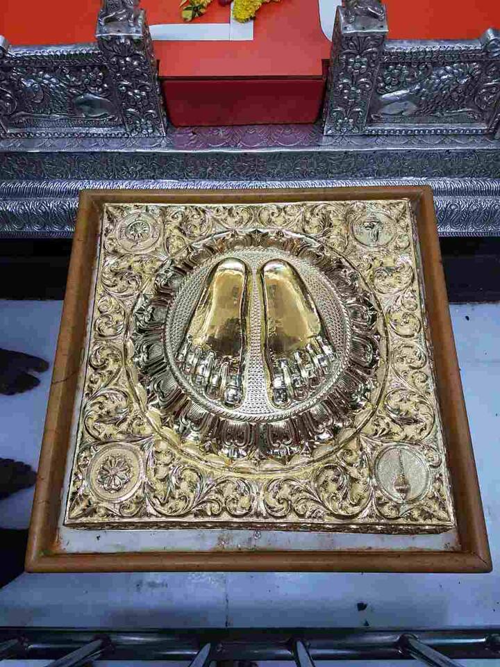 यापूर्वीच गुप्ता दाम्पत्यानेच 70 किलो चांदीचं सिंहासन दान केलं होतं.