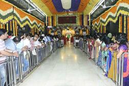 Shirdi : साई समाधी मंदिरात फुलं-हार नेण्यास परवानगी; कोरोनाकाळातील नियमांत अखेर शिथिलता