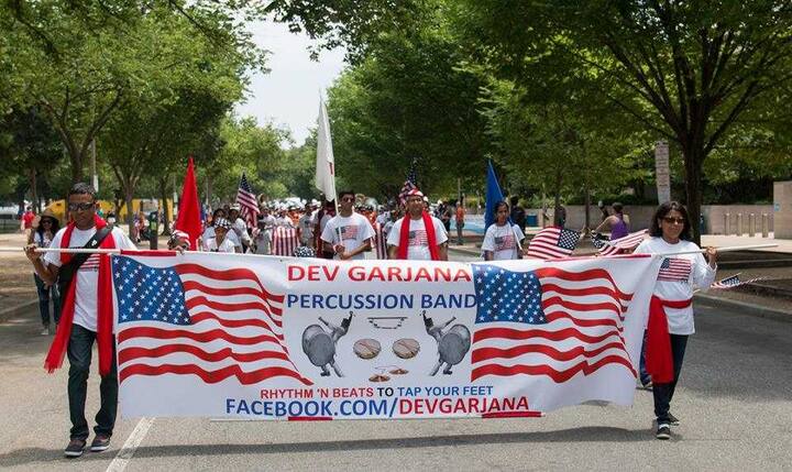 साधारण 5 वर्षांपूर्वी अमेरिकेत समीर मंग्रुळकर, अभिजित पानसे आणि देव मंग्रुळकर यांनी ‘देवर्जना’ पथकाची सुरुवात केली.