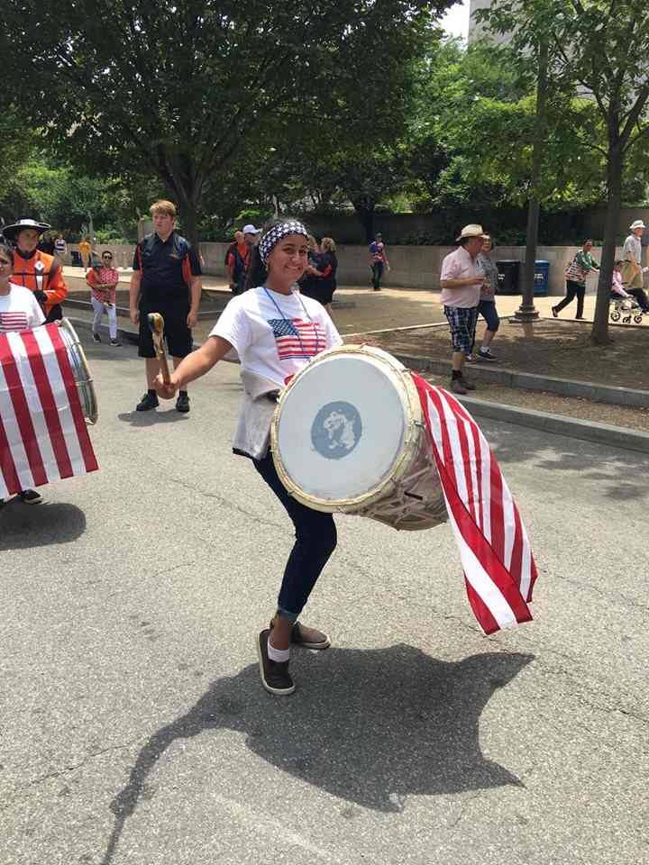 साधारण 5 वर्षांपूर्वी अमेरिकेत समीर मंग्रुळकर, अभिजित पानसे आणि देव मंग्रुळकर यांनी ‘देवगर्जना’ पथकाची सुरुवात केली.