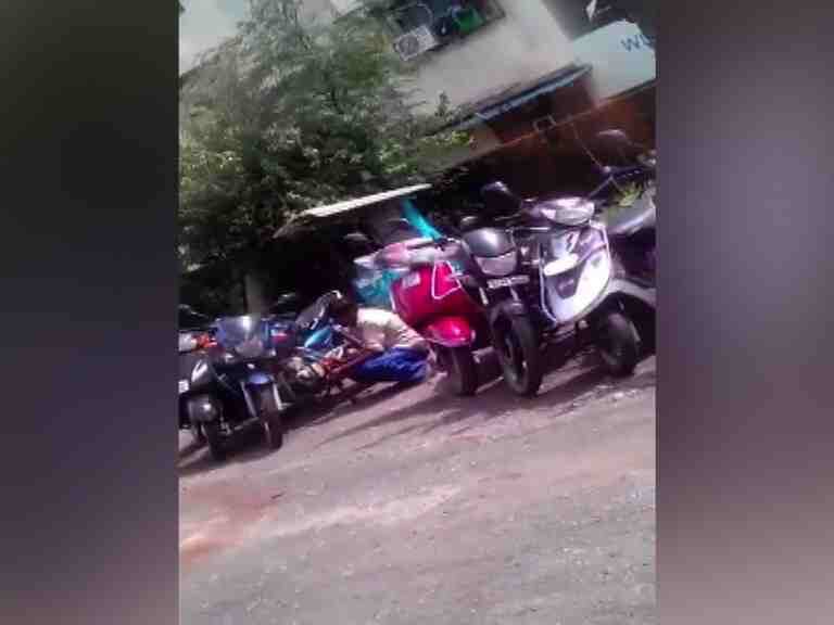 Petrol Thieves In Panvel Latest Update पनवेलमध्ये टोईंग केलेल्या गाड्यांमधून पेट्रोलचोरी, मोबाइल कॅमेऱ्यात चोरी कैद