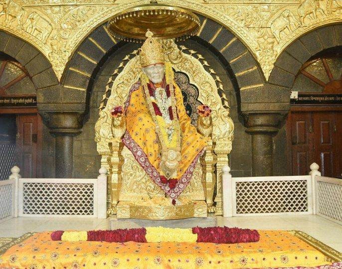 Shirdi : Sai Baba Temple receives record break Donation in four day holidays latest update चार दिवसांच्या सुट्ट्यांमुळे साईचरणी कोट्यवधींचं विक्रमी दान