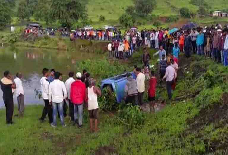 नाशिकमध्ये तलावात अल्टो कार बुडून बाप-लेकाचा मृत्यू