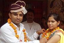 लग्नमंडपातून नवरदेवाचं अपहरण करणाऱ्या \'रिव्हॉल्वर राणी\'चं धडाक्यात लग्न