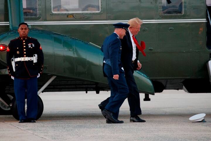 दुसऱ्यांदा पडलेली टोपी ट्रम्प यांनी पुन्हा एकदा उचलली आणि तेथील एका अधिकाऱ्याच्या हाती सोपवली. 