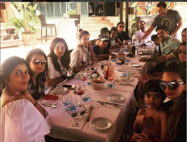 यावेळी ती एकटीच नव्हती. तर तिच्यासोबत तिचा पूर्वाश्रमीचा पती  अरबाज खानही त्याचे कुटुंबीय देखील होते.