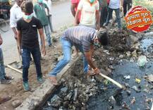 गटारात उतरुन सफाई करणारा शिवसेना नगरसेवक!