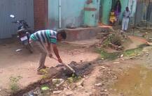 गटारात उतरुन सफाई करणारा शिवसेना नगरसेवक!