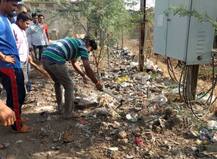 गटारात उतरुन सफाई करणारा शिवसेना नगरसेवक!