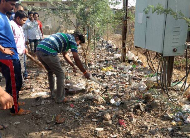 पण या सगळ्यांना छेद देणारा एक नगरसेवक सोलापुरात आहे. शिवसेनेचा हा तरुण नगरसेवक स्वतः गटारीत उतरुन नाला साफ करतो. गुरुशांत धुत्तरगावकर असं त्यांचं नाव आहे.