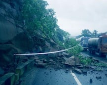 मुंबई-नाशिक हायवेवर जुन्या कसारा घाटात दरड कोसळली, वाहतूक धीम्या गतीनं