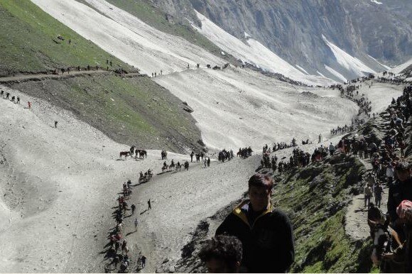 Amarnath Yatri Bus Met With An Accident On Jammu Srinagar Highway Latest Updates अमरनाथ यात्रेकरुंची बस दरीत कोसळली, 16 भाविकांचा मृत्यू