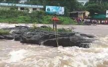 पनवेलमध्ये गाढी नदीच्या पुरात अडकलेल्या तरुणाला वाचवण्यात यश