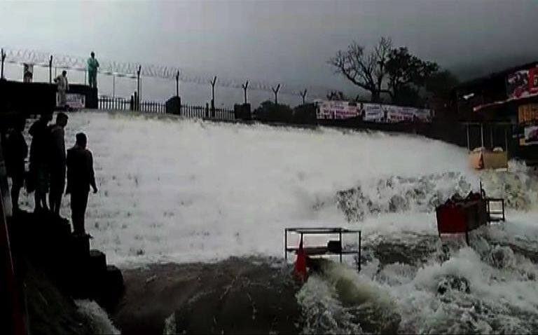 लोणावळ्यात भुशी डॅम परिसरात पाय घसरुन पर्यटकाचा मृत्यू Lonavala Tourist Dies After Slips Near Bhushi Dam Latest Update लोणावळ्यात भुशी डॅम परिसरात पाय घसरुन पर्यटकाचा मृत्यू