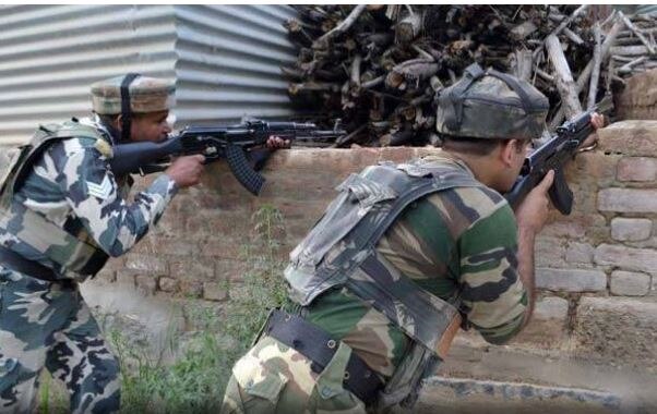 Three Militants Killed In South Kashmir Gunfight Latest Update जम्मू काश्मिरमध्ये सैन्याकडून तीन दहशतवाद्यांना कंठस्नान