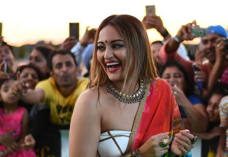 आयफामधील लूकवरुन सोनाक्षी सिन्हा ट्रोल Netizen Trolled Sonakshi Sinha For Her Dress In Iifa Awards आयफामधील लूकवरुन सोनाक्षी सिन्हा ट्रोल