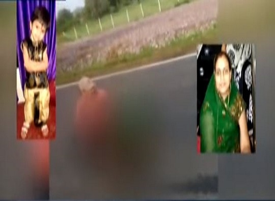 Mp Onlookers Pass By Shoot Video As Man Pleads For Help To Save Wife Son After Accident Latest Update तो मदत मागत राहिला, पण बायको-मुलाने प्राण सोडले