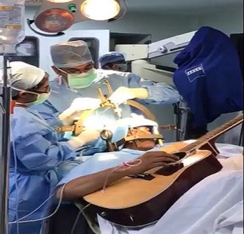 Bengaluru A Man Plays The Guitar As Doctors Operate Upon His Brain मेंदूवर शस्त्रक्रिया सुरु असताना 'तो' गिटार वाजवत होता!