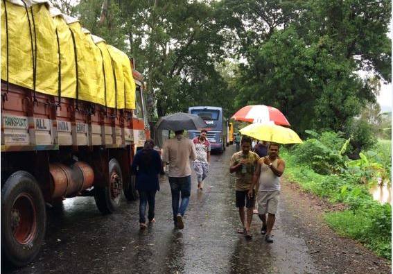 कोल्हापुरात पुरात अडकलेल्या अडीचशे प्रवाशांची सुटका