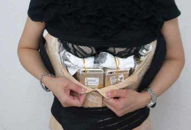 A Girl Caught While Smuggling 102 Iphones कपड्यांमधून 102 आयफोनची तस्करी, तरुणी अटकेत