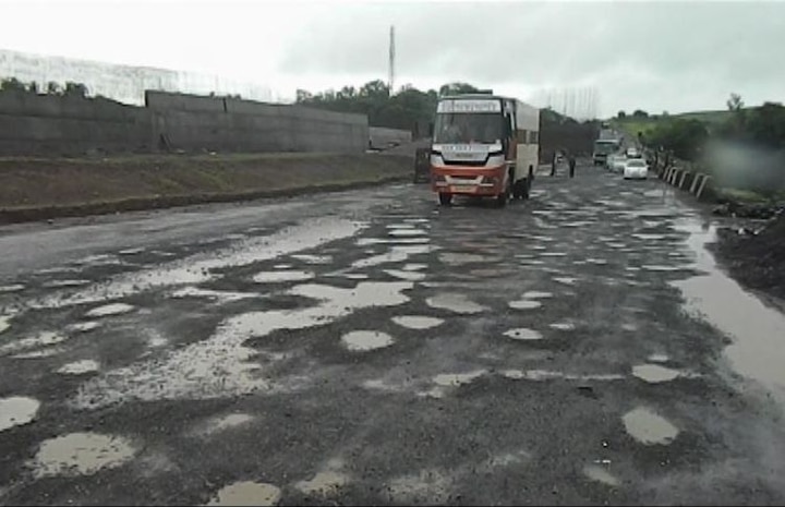 Raigad Potholes On Mumbai Goa Highway Latest Update मुंबई-गोवा हायवेवर खड्डेच खड्डे, लाखो प्रवाशांचा जीव धोक्यात