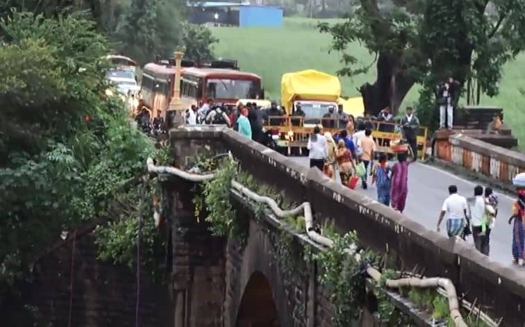 heavy vehicles stop immediately on shivaji bridge kolhapur ‘कोल्हापूरच्या शिवाजी पुलावरील अवजड वाहतूक तात्काळ बंद करा’