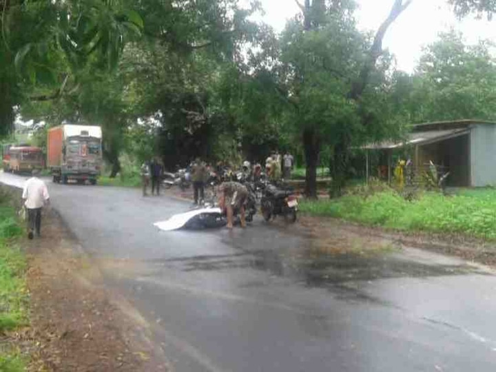 Ladies Bike Rider Met Accident Due To Potholes Near Palghar खड्ड्यात बाईक आदळून महिला रायडरचा मृत्यू