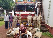 गटारीसाठी 2 लाखांची दारु, मुंबई-गोवा हायवेवर ट्रक पकडला!