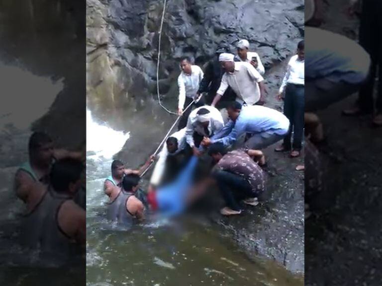 Youth Dies At Waterfall In Jalgaon धबधब्याखालील बर्थडे सेलिब्रेशन तरुणाच्या जीवावर बेतलं!