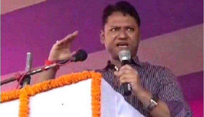 Sell Your Wife If You Dont Have Money To Build Toilet Bihar Dm Kanwal Tanuj Tells Villagers Latest Update बायकोला विका, शौचालय बांधा, दंडाधिकाऱ्याची जीभ घसरली