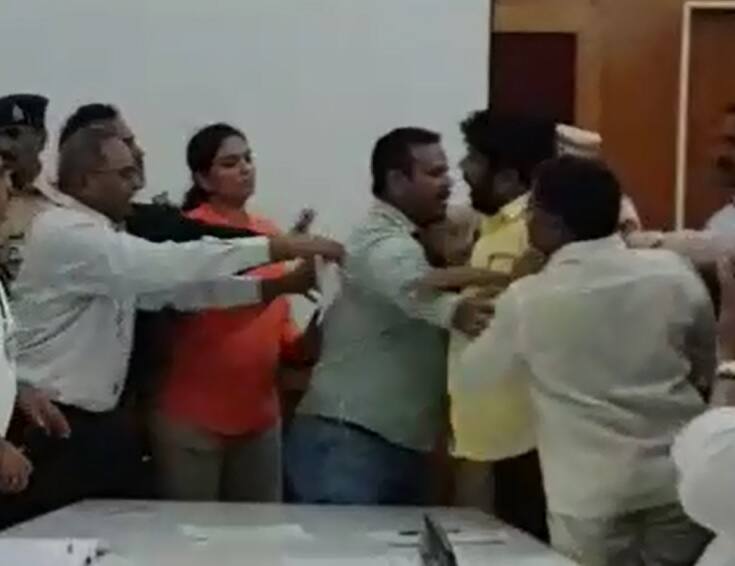 Mla Bacchu Kadu Misbehave With Nashik Municipal Commissioner Latest Update आ. बच्चू कडूंनी नाशिक महापालिकेच्या आयुक्तांवरच हात उगारला!