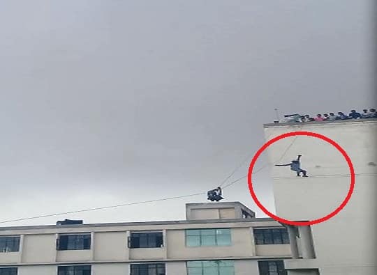 VIDEO : सहामजली इमारतीवरुन पडून विद्यार्थिनीचा मृत्यू Jaipur Girl Student Falls To Death During Mountaineering Class In University Latest Update VIDEO : सहामजली इमारतीवरुन पडून विद्यार्थिनीचा मृत्यू