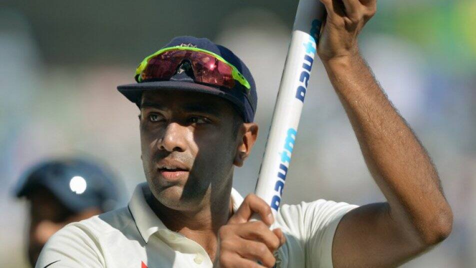 R Ashwin On Australian Bus Stone Pelting ऑस्ट्रेलियन संघाच्या बसवर दगडफेक, अश्विनने चाहत्यांना फटकारलं