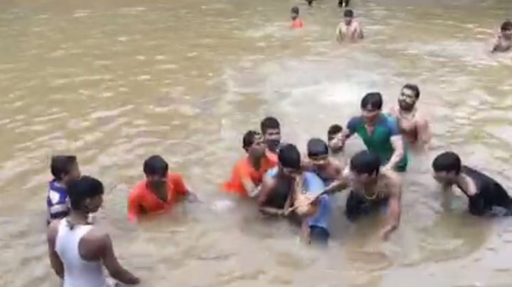 Boy Saved In Tungareshwar Waterfall Latest Updates वसईतील तुंगारेश्वर धबधब्यावर तरुण बुडता-बुडता वाचला