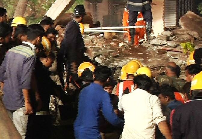 Ghatkopar Building Collapse A Man Rescued After 15 Hours ढिगाऱ्याखाली 15 तास मृत्यूशी झुंज, राजेश दोशी सुखरुप