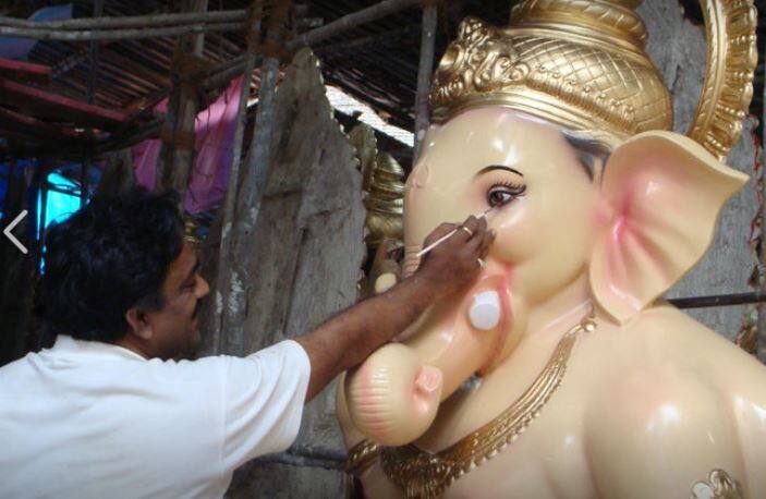 पर्यावरण विषयक जागृतीमुळे खातू यांनी लालबाग-परळमधील कारखान्यात प्लॅस्टर ऑफ पॅरिसला पर्याय म्हणून शाडूच्या मातींची निवड केली.