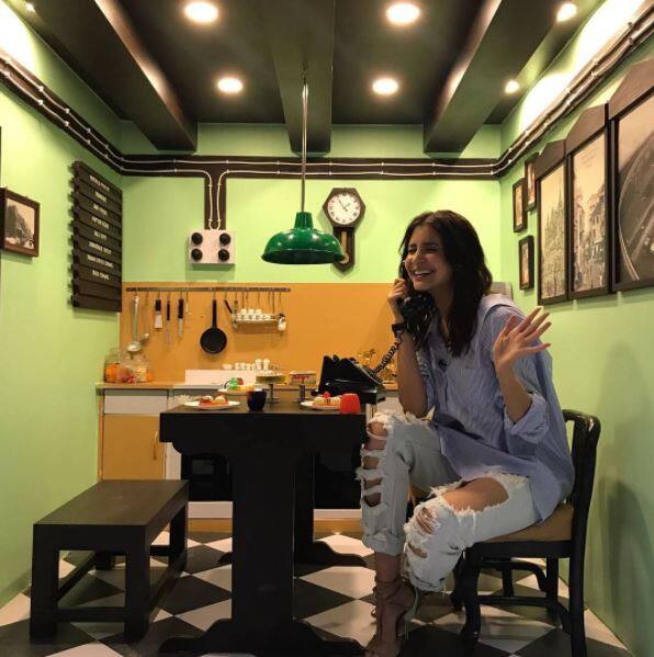तिने हा फोटो आपल्या टाइमलाइनवर पोस्ट करुन कॅप्शनमध्ये लिहलं आहे की, (क्या बात कर रहे हो, तुम्हें रिंग मिल गई,) 