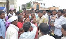 पीक विमा भरण्यासाठी रांगेत उभा असलेल्या शेतकऱ्यांवर लाठीचार्ज