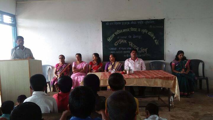 यावेळी कारगिल युद्धात प्रत्यक्ष सहभागी झालेले निवृत्त सुभेदार प्रकाश पाडळकर यांनी विद्यार्थ्यांना मार्गदर्शन केलं.