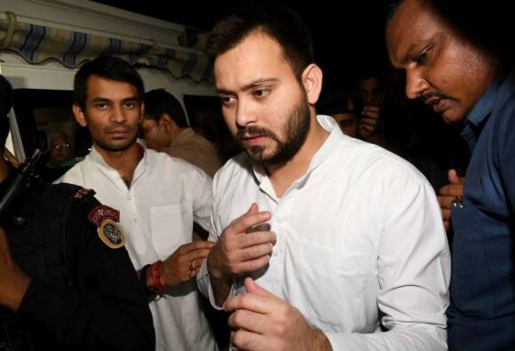 तेजस्वी यादवांचा रात्री अडीच वाजता राजभवनावर मोर्चा