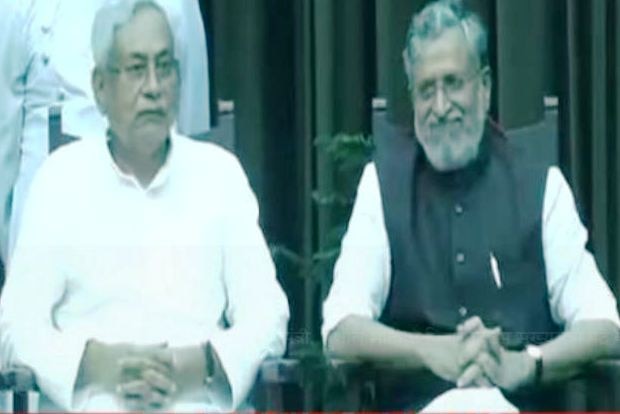 Nitish Kumar And Sushil Modi Sworn In As Chief Minister And Deputy Cm Of Bihar Respectively At Raj Bhawan In Patna नितीश कुमार मुख्यमंत्री, सुशील मोदी उपमुख्यमंत्री