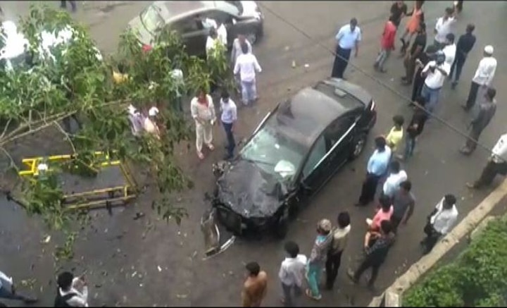 Car Accident In Bandra Mumbai Latest News Updates मुंबईत भरधाव वेगानं जाणारी कार पुलावरुन खाली कोसळली