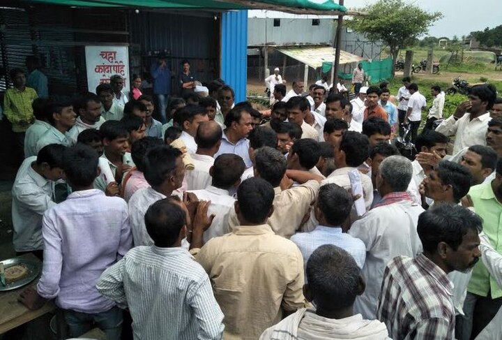 Farmers Angry On Bank Over Crop Insurance In Jalna Latest Updates पीक विमा भरण्यासाठी विलंब, संतप्त शेतकऱ्यांची बँकेवर दगडफेक