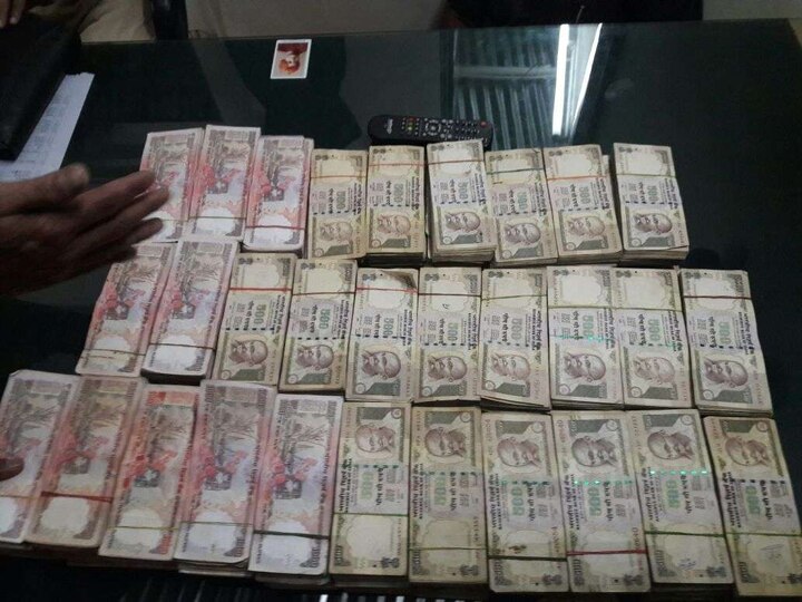 Pune Police Seized 1 Crore Old Currency From 70 Year Old Women Latest Updates पुण्यात 70 वर्षीय वृद्धेकडून एक कोटींच्या जुन्या नोटा जप्त