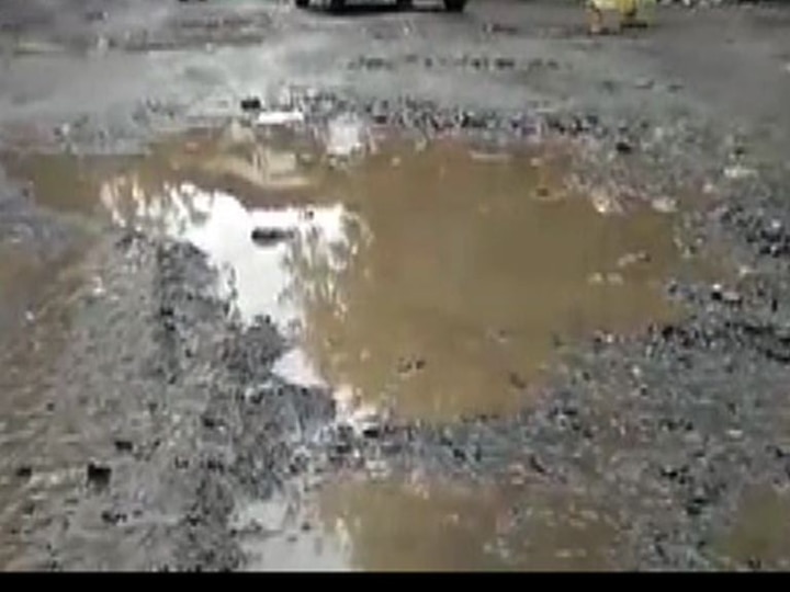 Pune Patholes Due To Less Time For Work Mayor पुण्यातीलही रस्त्यांचे खड्डे 'गोल गोल'