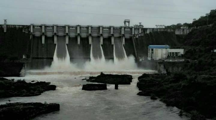 करजण धरणाचे दरवाजे 0.60 मीटरने उघडून 41 हजार 100 क्युसेक पाणी सोडले. 