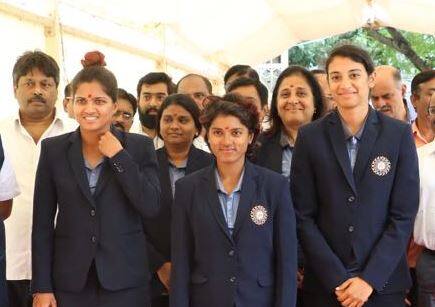 पूनम, स्मृती आणि मोनाला शाबासकी, राज्य सरकारकडून 50 लाखांचं इनाम जाहीर