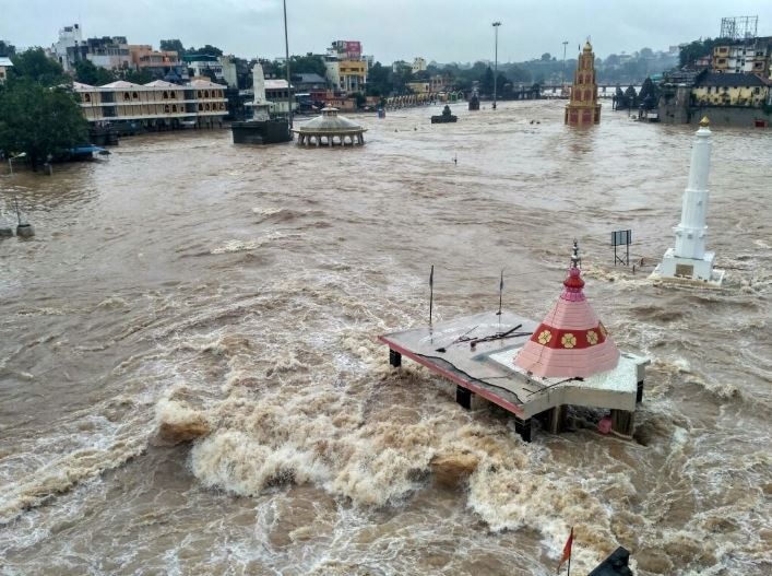 Heavy Rain In Nashik Triggering Flood In Godavari River गोदावरी दुथडी भरुन, दुतोंड्या मारुतीच्या मानेपर्यंत पाणी