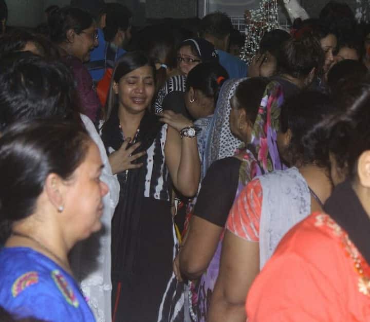 मुंबईतील यारी रोडमधील स्मशानभूमीत त्याच्या पार्थिवावर अंत्यसंस्कार करण्यात आले. अंत्यसंस्कारासाठी बॉलिवूडमधील एकही मोठी व्यक्ती उपस्थित नव्हती.